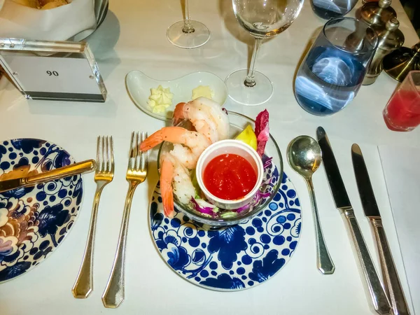 Γαρίδες Στο Δείπνο Στο Εστιατόριο Αφηρημένο Κρουαζιερόπλοιο — Φωτογραφία Αρχείου