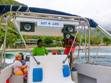 Saint Lucia, Saint Lucia - 12 Mayıs 2016: İnsanlar 12 Mayıs 2016 'da Karayipler' deki Saint Lucia adasındaki güzel bir Karayip plajı yakınlarındaki dağlara tekne gezisinin keyfini çıkarıyorlar.