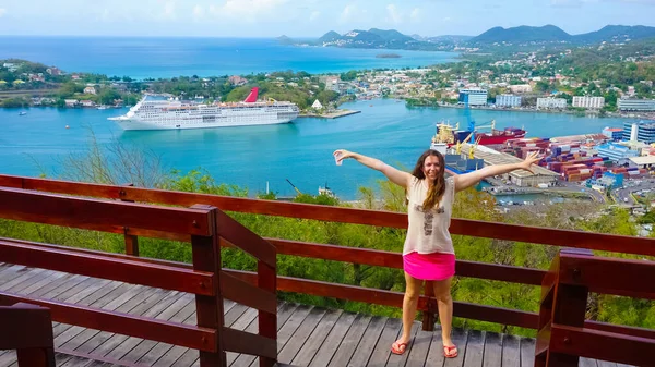Die Frau Posiert Vor Hafen Oder Kreuzfahrthafen Auf Der Karibik — Stockfoto