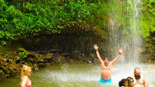 Soufriere Santa Lúcia Maio 2016 Turistas Nadam Cachoeira Nos Jardins — Fotografia de Stock