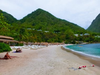 Saint Lucia, Saint Lucia - 12 Mayıs 2016: Saint Lucia, Karayip Adaları 'ndaki güzel beyaz kumsalda eğlenen insanlar