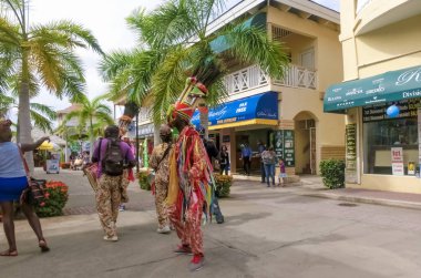 Saint Kitts, Saint Kitts Federasyonu ve Nevis - 13 Mayıs 2016: Cruise Limanı 'ndaki yerel müzik insanları. Basseterre, Saint Kitts ve Nevis 13 Mayıs 2016