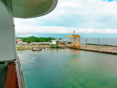 Limon limanı - Kosta Rika limanı. Deniz ve mavi gökyüzü