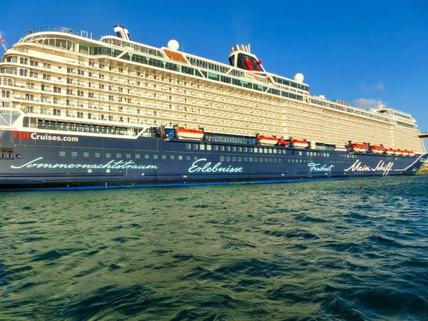 Oranjestad アルバ 2019年12月4日 クルーズ船Mein Schiff 2はアルバ島にドッキングしました メイン シフ2号 Mein Schiff — ストック写真