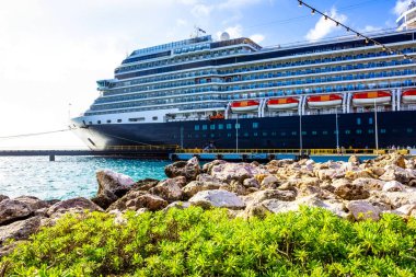Gemi Willemstad 'ın Punda bölgesinde demirlemiş, Curacao Karayiplerde.
