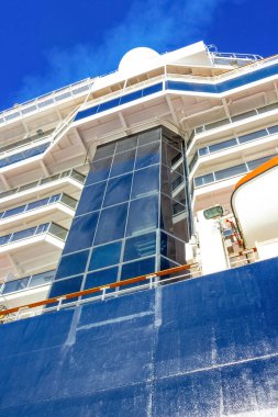 Bahamalar 'daki Half Moon Cay adasının rıhtımına yanaşmış büyük bir yolcu gemisinin görüntüsü..