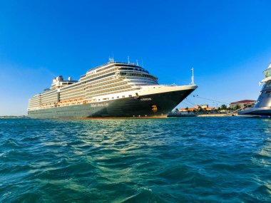 Oranjestad, Aruba - 4 Aralık 2019: Hollanda Amerikan yolcu gemisi Eurodam Aruba Adası 'na yanaştı.