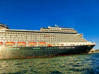 Oranjestad, Aruba - 4 Aralık 2019: Hollanda Amerikan yolcu gemisi Eurodam Aruba Adası 'na yanaştı.