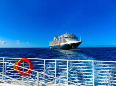 Half Moon Cay Adası, Bahamalar - 2 Aralık 2019: Hollanda Amerikan yolcu gemisi Eurodam Bagamas yakınlarına yanaştı