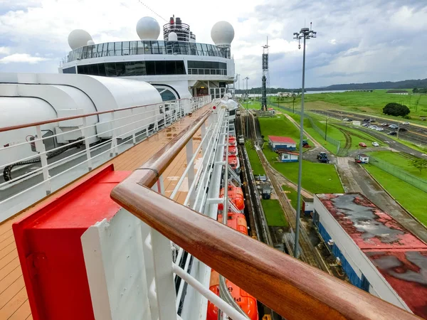 パナマ運河 パナマ 2019年12月7日 パナマでのクルーズ船からのパナマ運河の眺め — ストック写真