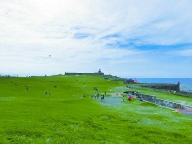 San Juan, Porto Riko - 08 Mayıs 2016: San Juan, Porto Riko 'da San Cristobal Kalesi yakınlarında yeşil çimlerin üzerinde dinlenen insanlar