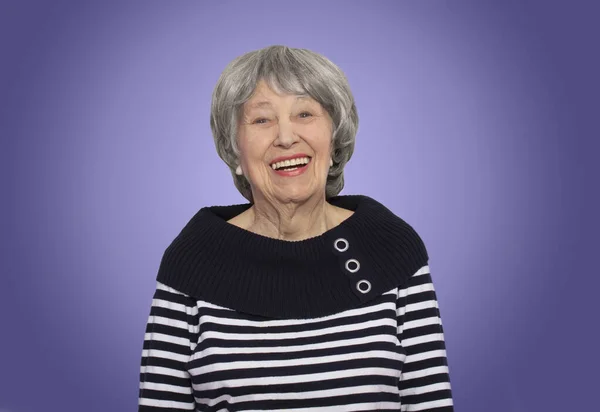 Retrato Uma Mulher Sênior Sorridente Alegre Sobre Fundo Estúdio — Fotografia de Stock