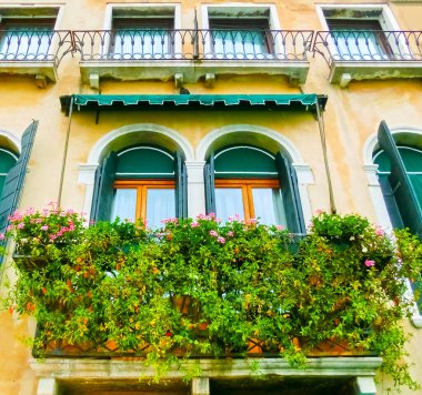 İtalya Venedik 'ten renkli eski pencereler