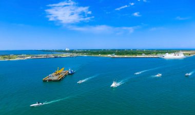 Cape Canaveral, Amerika Birleşik Devletleri. Port Canaveral gemisi, arial görünümünü demirledi Port Canaveral, Brevard County, Florida