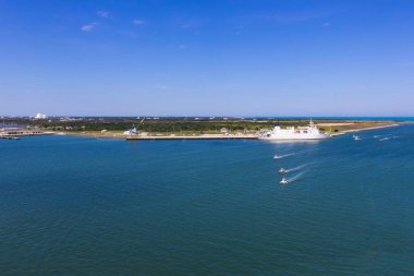 Cape Canaveral, Amerika Birleşik Devletleri. Port Canaveral gemisi, arial görünümünü demirledi Port Canaveral, Brevard County, Florida