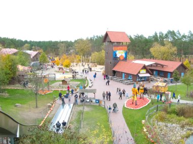 Elstal, Brandenburg, Almanya - 28 Ekim 2018: İnsanlar 28 Ekim 2018 'de Almanya' nın Brandenburg kentinde, Elstal kentinde Karls Erlebnis-Dorf adlı modern açık hava çocuklarında Cadılar Bayramı sebze tesislerinin yakınına gidiyorlar.