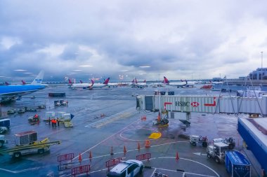 New York, ABD - 4 Mayıs 2016: New York, ABD 'deki JFK Havaalanı. JFK Havaalanı, 4 pisti ve 8 terminali olan dünyanın en büyük ve en yoğun havaalanlarından biridir.