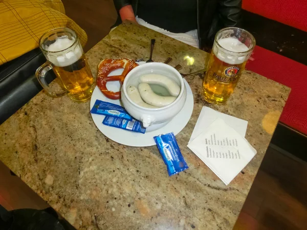 Μόναχο Γερμανία Μαΐου 2016 Βαβαρικά Λουκάνικα Στο Εστιατόριο Του Αεροδρομίου — Φωτογραφία Αρχείου