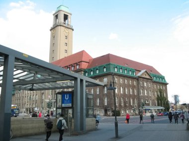 Berlin, Rudow, Almanya - 05 Mart 2020: Almanya 'nın Rudow ilçesine giden insanlar.