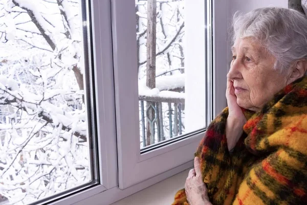 Стара Самотня Жінка Сидить Біля Вікна Своєму Будинку Дивиться Мріє — стокове фото