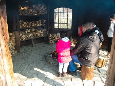 Elstal, Brandenburg, Almanya - 25 Mart 2018: Modern açık hava çocuklarındaki insanlar 28 Ekim 2018 'de Almanya' nın Brandenburg eyaletinin Elstal kentinde Karls Erlebnis-Dorf 'a park ettiler.