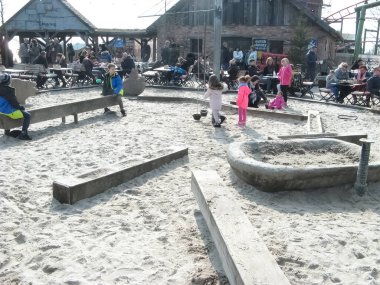 Elstal, Brandenburg, Almanya - 25 Mart 2018: Modern açık hava çocuklarındaki insanlar 28 Ekim 2018 'de Almanya' nın Brandenburg eyaletinin Elstal kentinde Karls Erlebnis-Dorf 'a park ettiler.