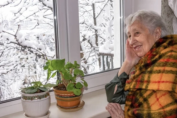 Oude Eenzame Vrouw Zit Bij Het Raam Zijn Huis Kijkt — Stockfoto