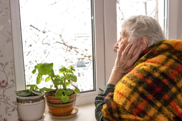 Oude Eenzame Vrouw Zit Bij Het Raam Zijn Huis Kijkt — Stockfoto