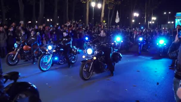 Kharkiv, Ukraine - Oct 27, 2019: Motorbikes ride in central park at night — Stock Video