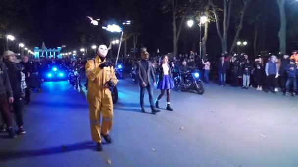 Kharkiv, Ukraina - 27 okt 2019: man med eldkastare vid Halloween procession — Stockvideo