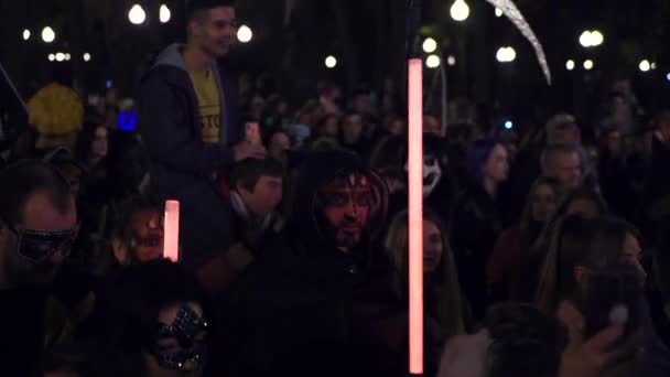 Харків, Україна - 27 жовтня 2019: натовп людей на Хелловін процесії. — стокове відео