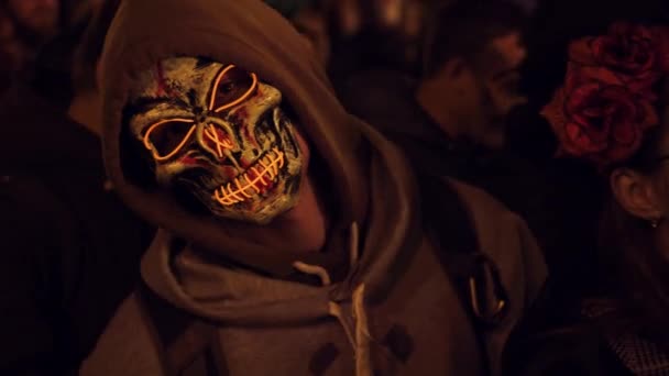 Kharkiv, Ukraine - Oct 27, 2019: man in scary Halloween mask at night fest — Stock Video