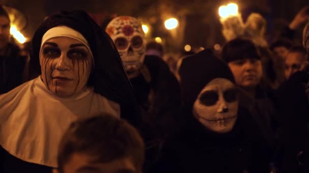 Kharkiv, Ukraine - Oct 27, 2019: scary nun and dead men at Halloween night — ストック動画