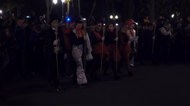 Charkov, Ukrajina - 27. října 2019: halloweenský průvod s hořícími pochodněmi — Stock video