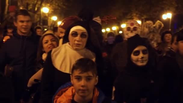 Kharkiv, Ucraina - 27 ottobre 2019: spaventoso festival di Halloween di notte — Video Stock