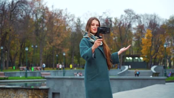 Viagem vlogger transmissão ao vivo do parque da cidade — Vídeo de Stock