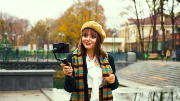 Menina bonita viagens vlogger transmissão ao vivo do parque da cidade — Vídeo de Stock