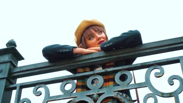 Happy girl rêvasser sur le pont le jour de l'automne — Video