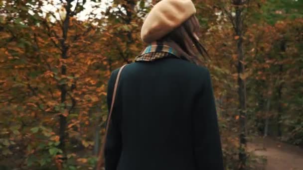 Chica bonita divirtiéndose en laberinto de jardín en otoño — Vídeos de Stock