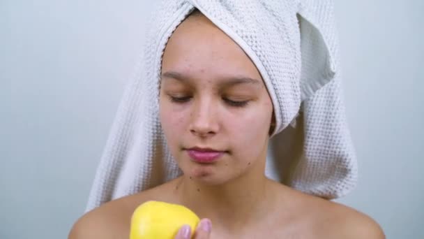 Menina adolescente feliz na toalha de banho comendo maçã — Vídeo de Stock