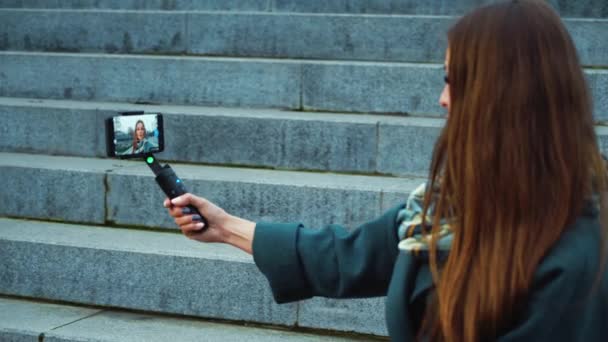 Модные социальные медиа влияют на создание видео на улице — стоковое видео