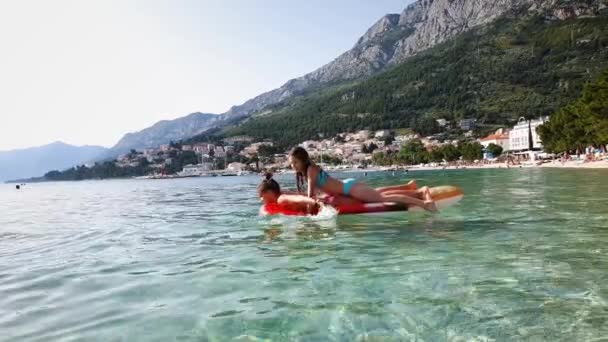 Niños felices nadando en el mar en el colchón inflable — Vídeos de Stock