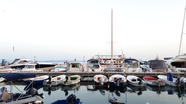 Barcos de vela anclaje en muelle de mar tranquilo — Vídeo de stock