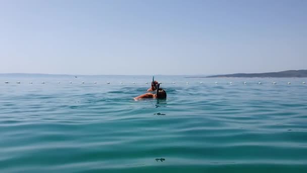 Ευτυχισμένο ζευγάρι των τουριστών ψαροντούφεκο στη γαλάζια θάλασσα — Αρχείο Βίντεο