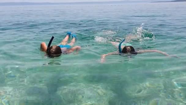 Niñas haciendo snorkel en aguas poco profundas de hermoso mar — Vídeos de Stock