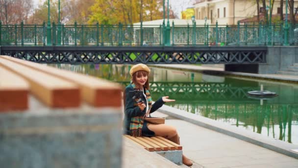 Jeune influenceur heureux en utilisant smartphone sur steadicam pour le streaming dans le parc — Video
