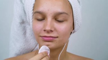 Gençler banyo yaptıktan sonra dinlenir ve yüzlerini temizler.