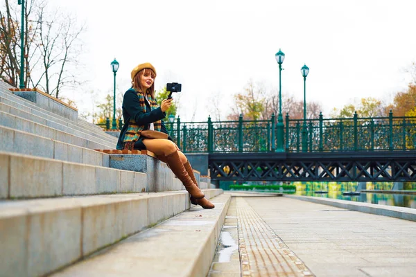 Parkta video kaydetmek için akıllı telefonu Steadicam 'da kullanan kendine güvenen etkili