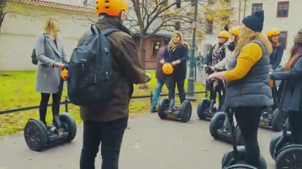 Краков, Польща - № 16, 2019: туристи на електричних скутерах у старому місті. — стокове відео