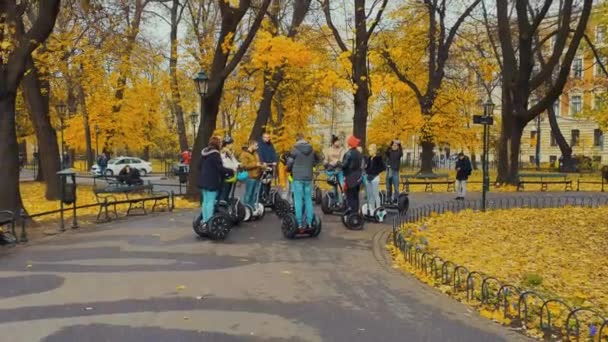 Krakau, Polen - 16 nov 2019: toeristen op eigen vervoer in park — Stockvideo